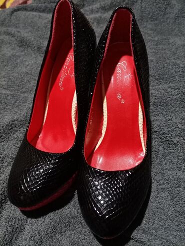 mou cizme crna gora: Crno-crvene-bele elegantne cipele,obuvene svega dva puta