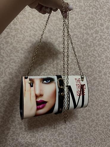 face: Сумка-клатч с принтом «The Trend Issue» - Форм‑фактор: цилиндрический — 1