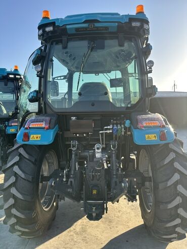 Traktorlar: Yeni RD1004 modeli traktor. Mavi və ağ rənglərdə, kabinli və müasir — 2