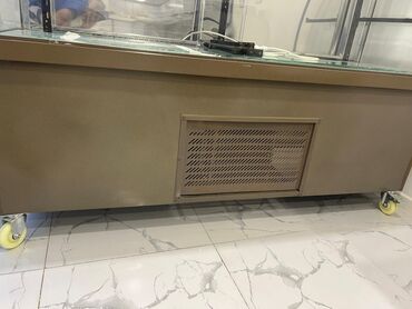 Soyuducu vitrinləri: Bu ticarət vitrin soyuducusu qəhvəyi rəngdədir və şüşə yan panellərə -da lalafo.az — 17 Soyuducu vitrinləri: Bu ticarət vitrin soyuducusu qəhvəyi rəngdədir və şüşə yan panellərə — 17