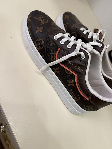 cins: Louis Vuitton monogram naxışlı uniseks idman ayaqqabısı - Model — 2