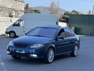 Digər avtomobillər: Göy rəngli, dördqapılı, lyuklu sedan tipli avtomobil. Ön hissədə qara — 4