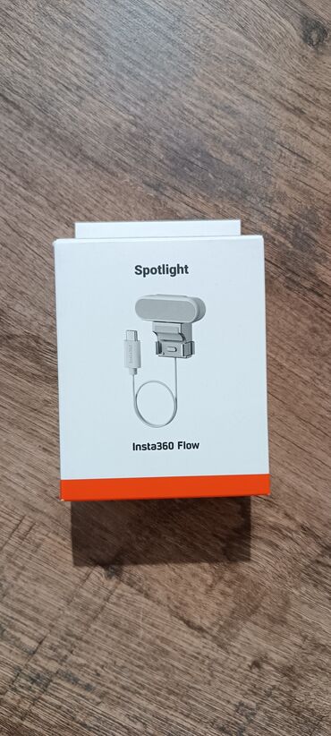 Освещение: Insta 360 Flow Spotlight