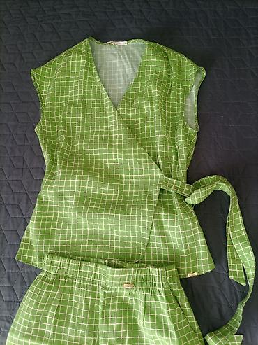 Dvodijelni ženski komplet – top na preklop i široke pantalone -