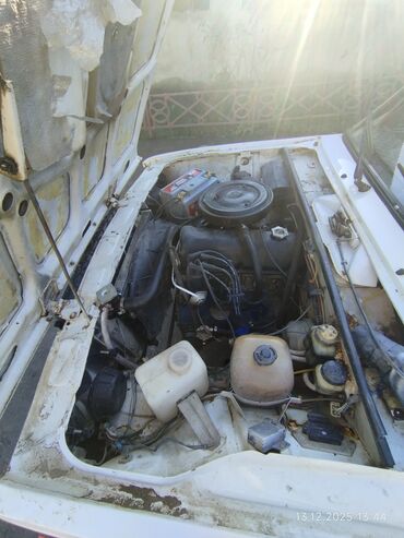 VAZ (LADA): VAZ 2107, ağ rəngli sedan Texniki xüsusiyyətlər: - Ban növü: 4 qapılı — 9