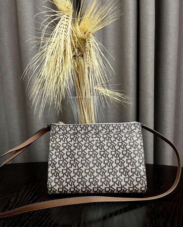 джорданы оригинал бишкек: Женская сумка от DKNY (оригинал ) 20см на 26см очень удобная и