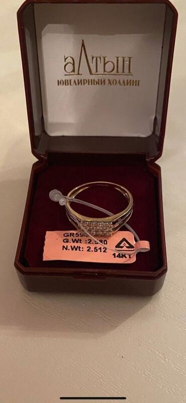 Кольца: Срочно продаю золотое кольцо с бриллиантами.проба 585/0.34 карата. Вес