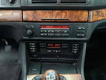 Другие детали салона: BMW — интерьер бизнес-класса с классическим оформлением и богатыми — 10