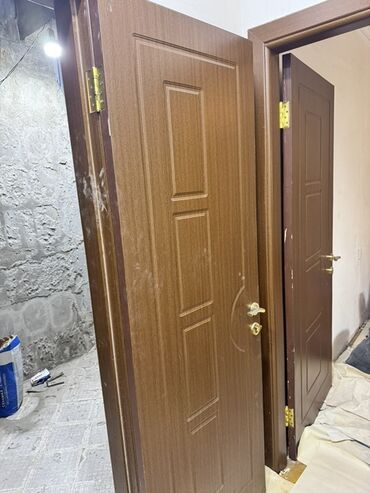 setqa qapilar: Mebel qapılar – klassik dizaynlı, qəhvəyi (palıd tonlarında)
