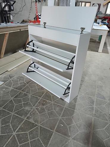 Ağ rəngli ayaqqabı dolabı təqdim olunur. Model kompakt quruluşa