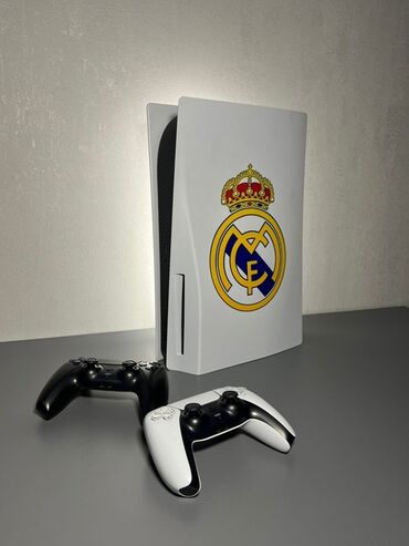 плейстейшен джойстик: Sony PlayStation 5 — это игровая консоль, выполненная в белом цвете с