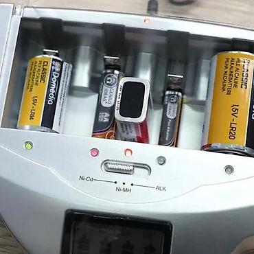 Baterije: Univerzalni punjač baterija sa LCD ekranom – Weltbild/Genius Ideas — 2