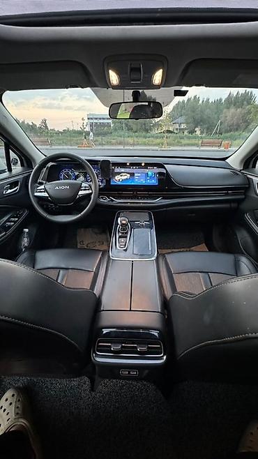 jac s7: Электрический седан GAC AION S MEI 5830 серебристом цвете, оснащенный — 5