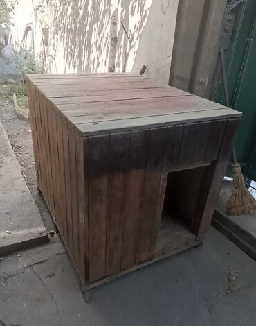 домик для собаки уличный: Продаю утеплённую будку для собак средних и больших пород.Внутри