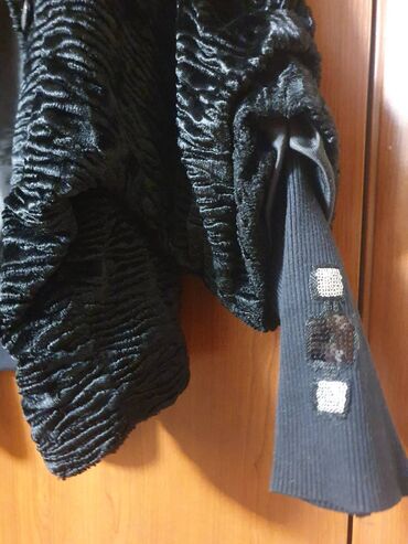 Шубы: Продаем новую полушубку из каракуля . Проиводство Южная Корея. Размер — 20