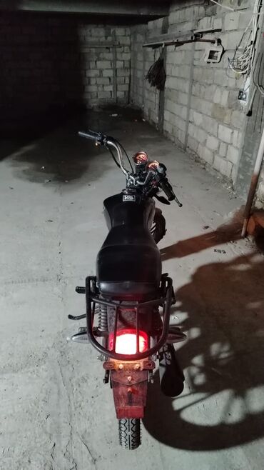 детские мотоциклы на аккумуляторе: Bu, D4 50 markalı qara rəngli motosikldir. Motosikl tək oturacaqlı