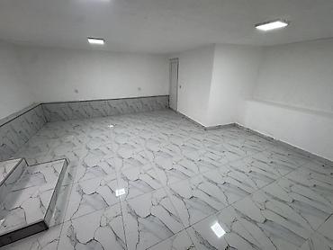 Kommersiya daşınmaz əmlakının satışı: Satilir Xüsusiyyətlər: - Tək otaqlı geniş zal, mərmər naxışlı kafel — 9