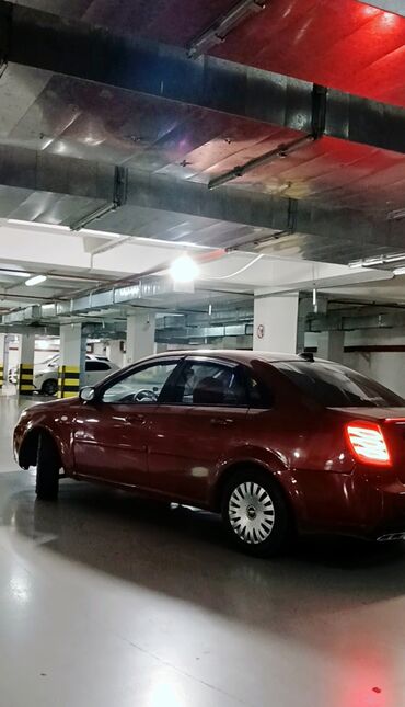 Digər Avtomobillər: Qırmızı rəngli 4 qapılı sedan Mühərrik və ötürmə: - Benzinli mühərrik — 6