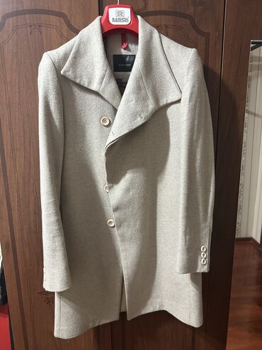 пальто шерсть: Демисезонное мужское пальто. Приталенное, размер 48. Производство
