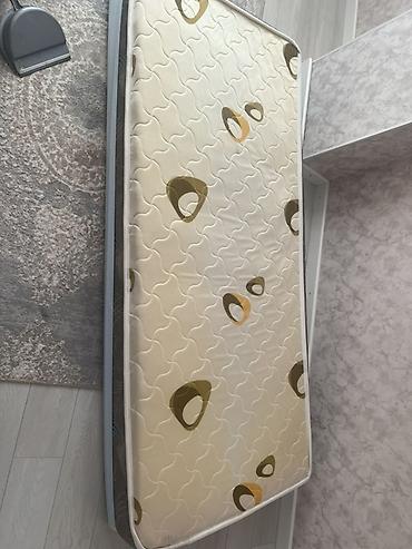 bed sheets: Матрас односпальный, пружинный (возможно независимые пружины) — 1