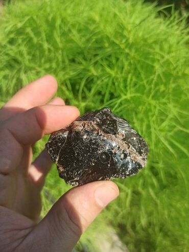 Digər kolleksiyalar: Təbii Obsidian daşı. Tamamilə təbii, emal olunmamış parlaq qara — 15