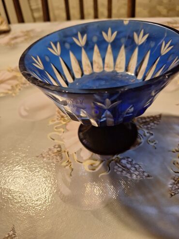 Digər dəstlər və servizlər: Şüşə qab dəsti - 2 ədəd şüşə krujka: qalın divarlı, qulpulu. Üzərində — 11