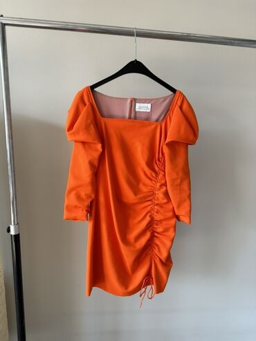 летнее коктейльное платье: Яркое оранжевое мини‑платье с акцентными деталями. AIKIN ARIPOVA -