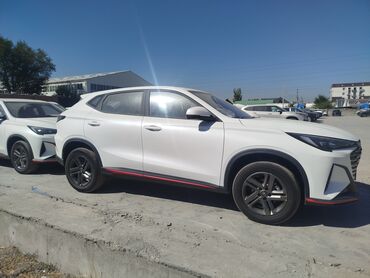 капият машина: Кроссовер Changan x5 Белый кузов с контрастными красными акцентами по