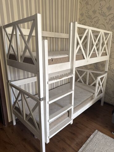 этажный кроват: Двухъярусная кровать из массива дерева с двумя матрасами - Материал