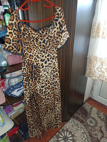Gündəlik donlar: Leopard printli qadın donu, uzunluğu midi.Aşağıda razrezıdə var. Donun