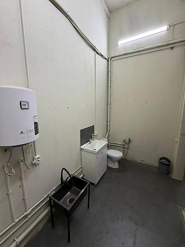Продажа помещений свободного назначения: 📍 ул. Акылбекова 🔘1050м² 🏢 Продается коммерческое помещение площадью — 9