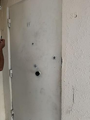 Dəmir giriş qapısı - Material: möhkəm metal konstruksiya - Rəng: qara