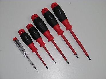 Setovi ručnog alata: Set izolovanih odvijača + fazni ispitivač Sadrži: - Ravni: 3 x 75 mm — 7