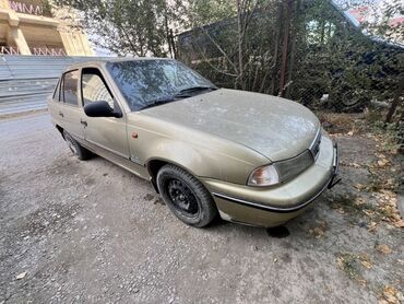 некстя 2: Автомобиль Daewoo Nexia с кузовом седан, выполненный в золотистом