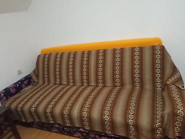 Trosed na razvlačenje sa naslonom i bočnim rukonaslonima. Sedište i