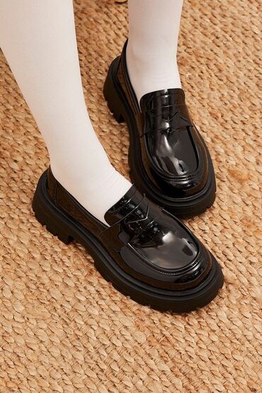 черная обувь: Продается лофер nisantasi lara на толстой подошве, размер 39