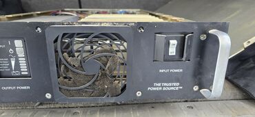 аксессуары для серверных шкафов apc: Промышленный ИБП (UPS) в 19″ корпусе с батарейным блоком Описание: -