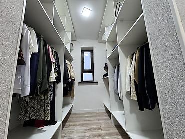 Продажа коттеджей и домов: СРОЧНО ПРОДАЕТСЯ.Просторный 2-этажный частный дом. Имеются пристройки — 33