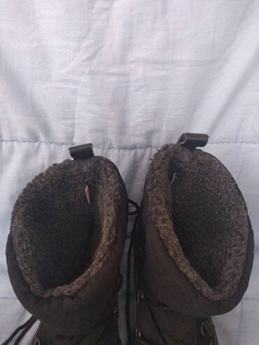 Čizme: Lusso cizme broj 38. Model je lep, sa pertlama, boja crna. Unutra su — 2