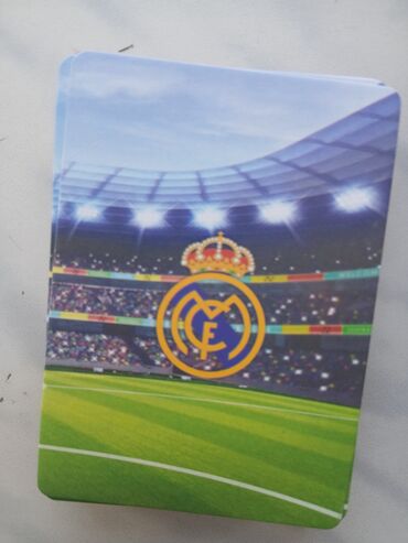 Avtomobil modelləri: Real Madrid klubunun rəsmi loqosu və stadion təsviri ilə bəzədilmiş