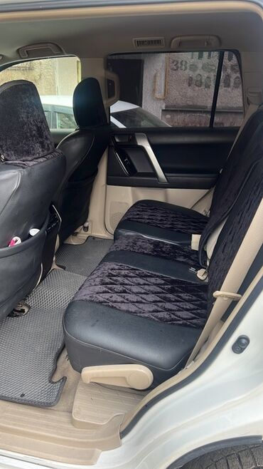 runx alex: Белый внедорожник Toyota Land Cruiser Prado. Задние сиденья отделаны