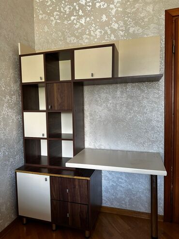 Sifarişlə dolablar: Kompüter masası, İşlənmiş, Kvadrat masa