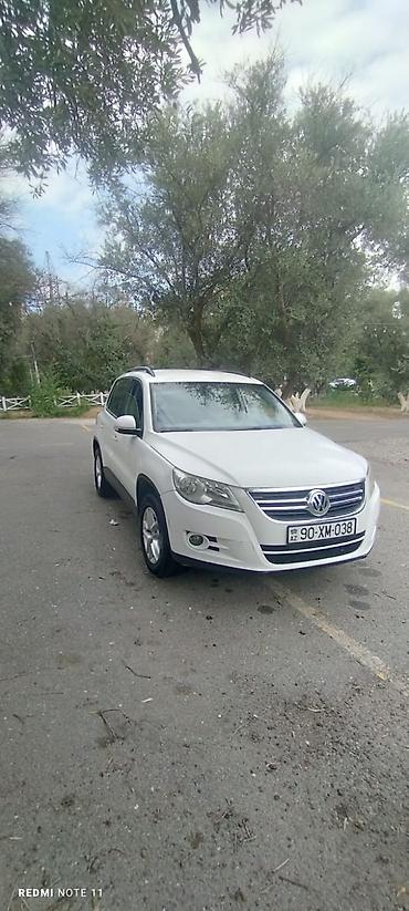Volkswagen: Volkswagen Tiguan, ağ rəngli, kompakt SUV. Xüsusiyyətlər: - Kuzov: 5 — 1