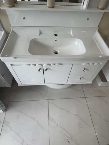 Hamam üçün aksessuarlar: Bu ağ rəngli hamam mebeli tək lavabo ilə təchiz olunub və hər hansı