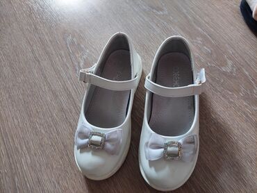 детские обуви: Туфли белые 30р маломерят. Одевали только 1раз
