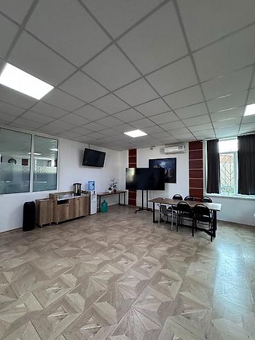 Коммерциялык мүлк: Ижарага Толугу менен кеңсе: 1100 м², Бизнес борборунда, Ремонту менен, Биринчи катар, Өзүнчө кире бериши менен — 2