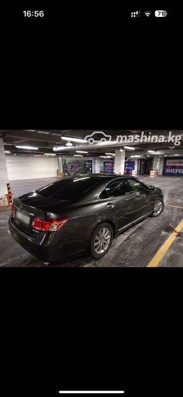 араб лексус: Автомобиль Lexus ES, выполненный в темном цвете. Седан с элегантным