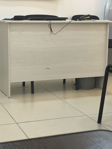 стол ученический: Комплект офисной мебели, Стол, цвет - Белый, Б/у