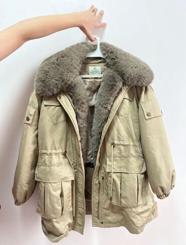 button куртка двухсторонняя: Зимняя парка бежевого цвета с густым искусственным мехом