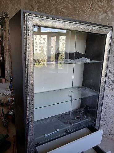 parca skaflar: Şüşə vitrin şkaf - Ön hissəsi ikiqat sürüşdürmə mexanizmi ilə açılan — 1